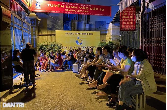 Xếp hàng xuyên đêm vào lớp 10: Hiệu trưởng áp lực tắt điện thoại-2