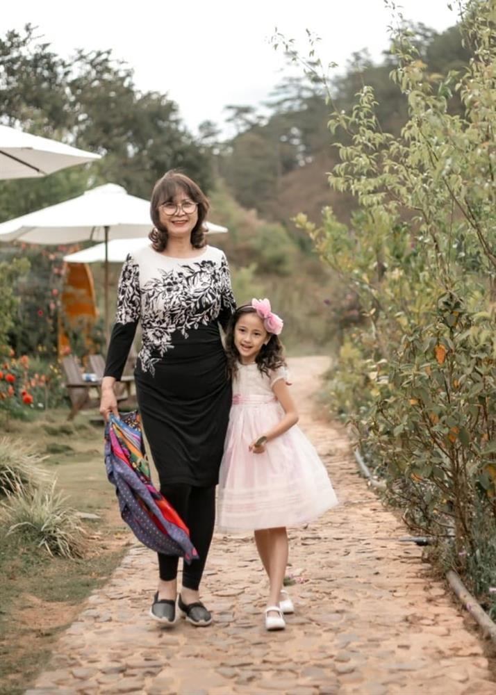 Mẹ ruột Hà Kiều Anh tuổi U70 vẫn trẻ đẹp không kém con gái-10