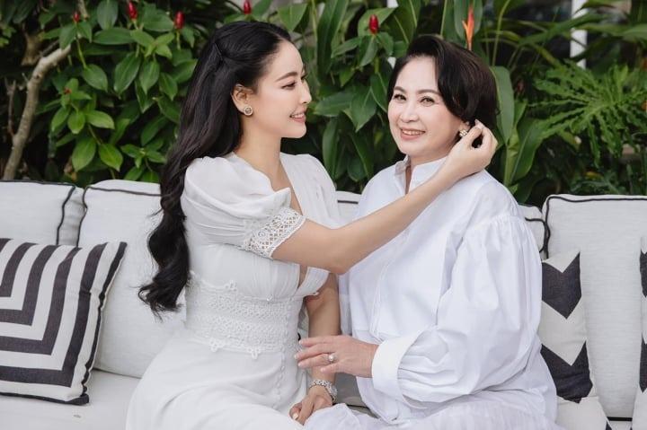 Mẹ ruột Hà Kiều Anh tuổi U70 vẫn trẻ đẹp không kém con gái-6