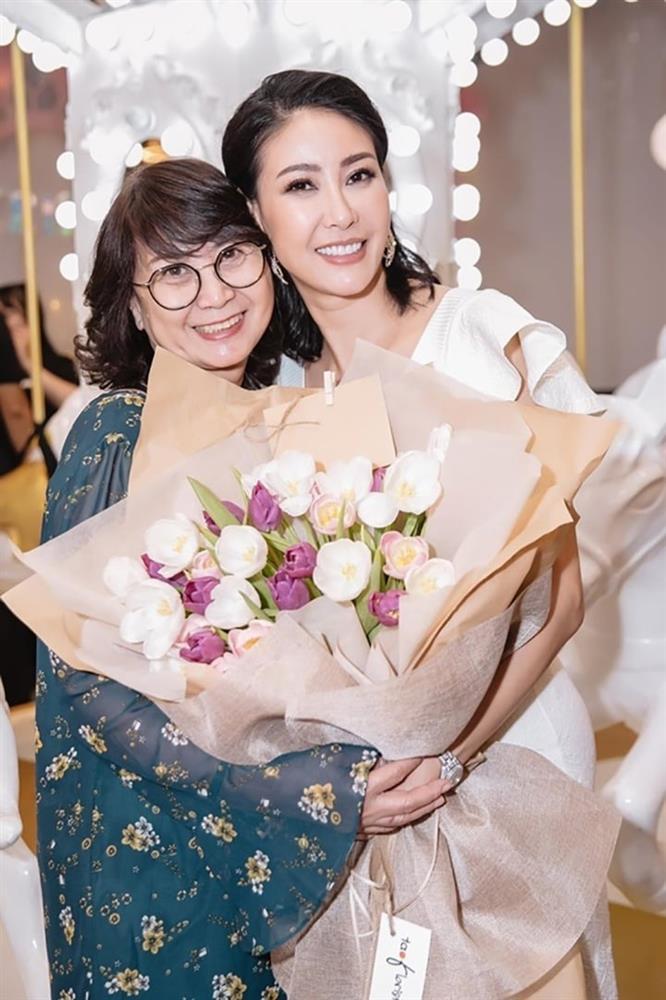 Mẹ ruột Hà Kiều Anh tuổi U70 vẫn trẻ đẹp không kém con gái-8