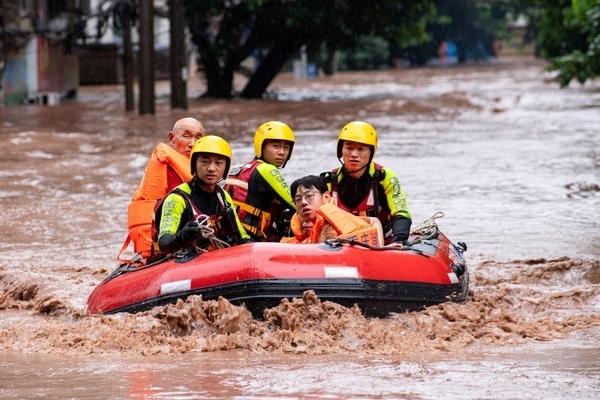 Sập nhà 4 tầng ở TPHCM, 2 người mắc kẹt bên trong-3