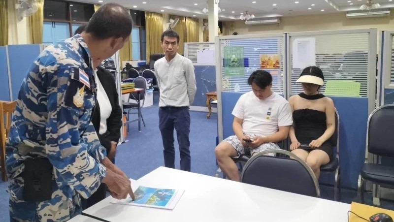 Du khách chạm vào sao biển, làm hại san hô bị bắt, đối mặt án tù 2 năm-1