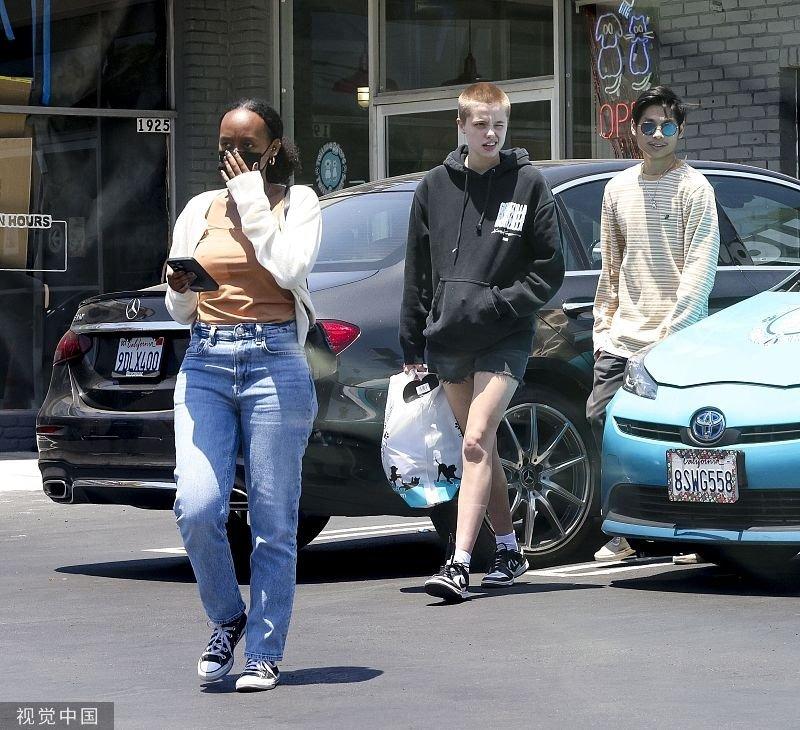 Con gái Angelina Jolie chuẩn bản sao của bố khi bước sang tuổi 17-3