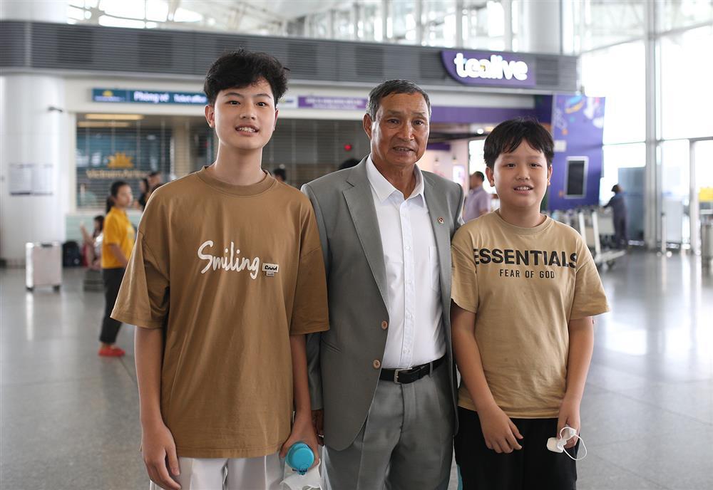 Thanh Nhã, Hoàng Thị Loan diện vest cực xinh đi World Cup-11