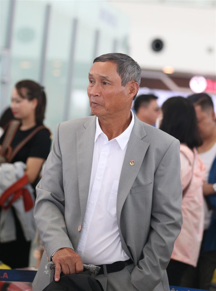 Thanh Nhã, Hoàng Thị Loan diện vest cực xinh đi World Cup-12