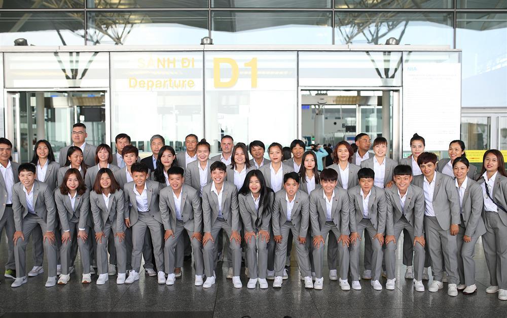 Thanh Nhã, Hoàng Thị Loan diện vest cực xinh đi World Cup-13