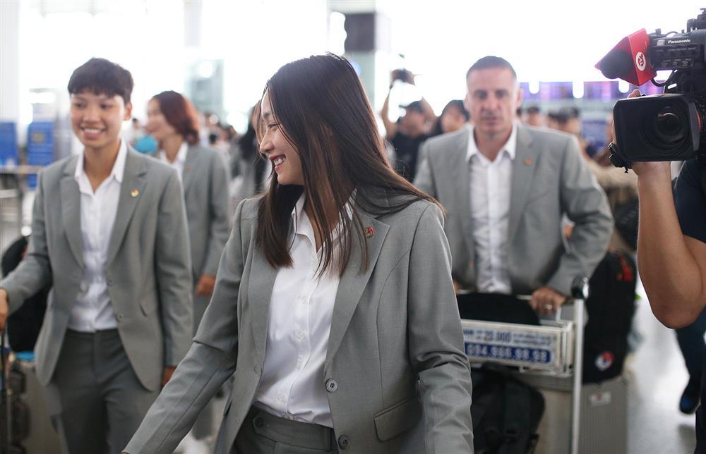 Thanh Nhã, Hoàng Thị Loan diện vest cực xinh đi World Cup-2