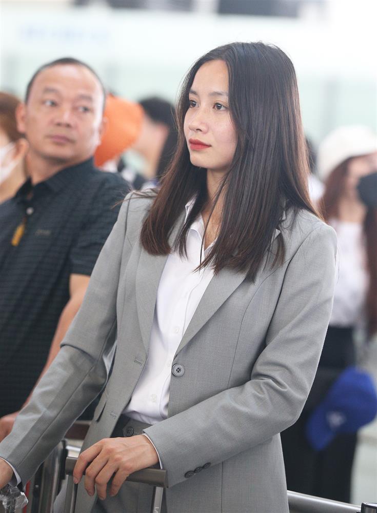 Thanh Nhã, Hoàng Thị Loan diện vest cực xinh đi World Cup-4