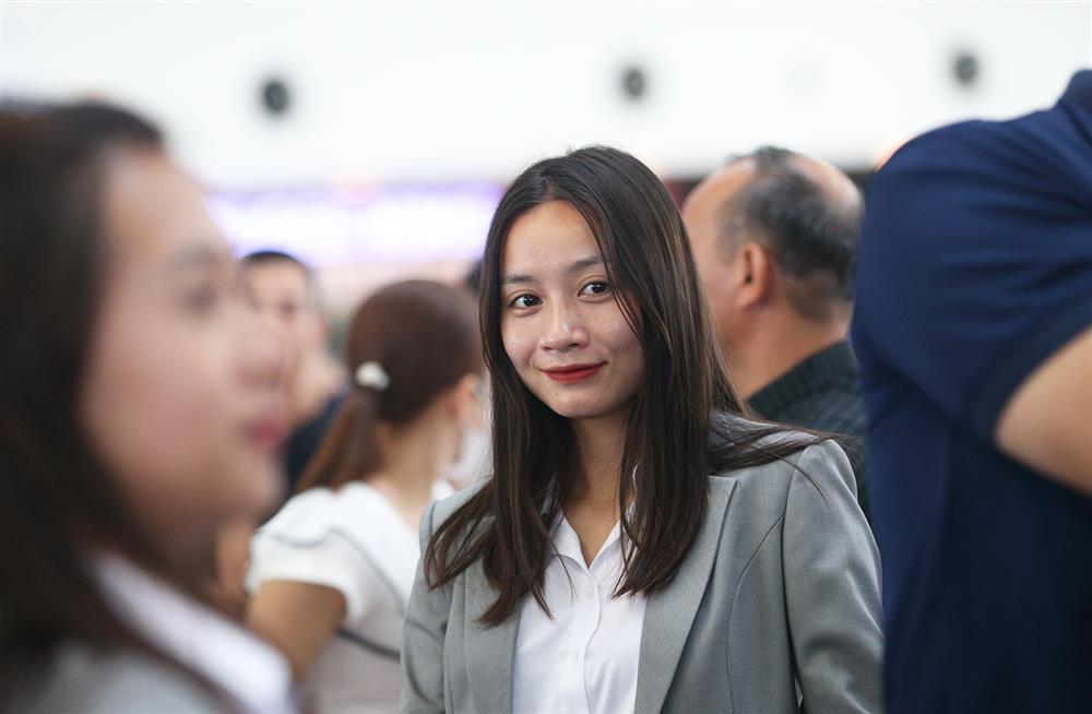 Thanh Nhã, Hoàng Thị Loan diện vest cực xinh đi World Cup-7