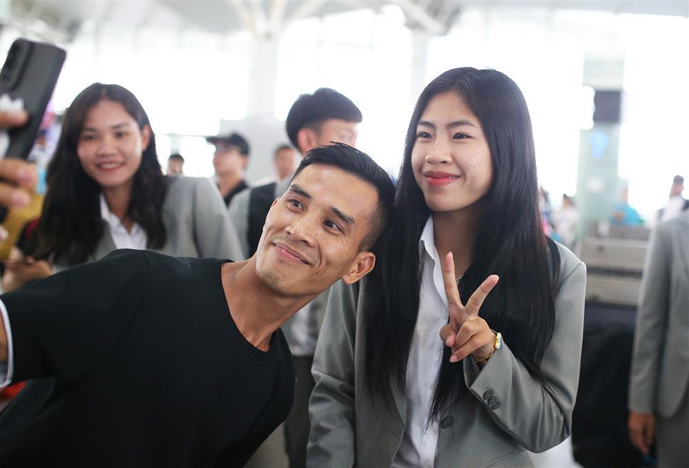 Thanh Nhã, Hoàng Thị Loan diện vest cực xinh đi World Cup-9