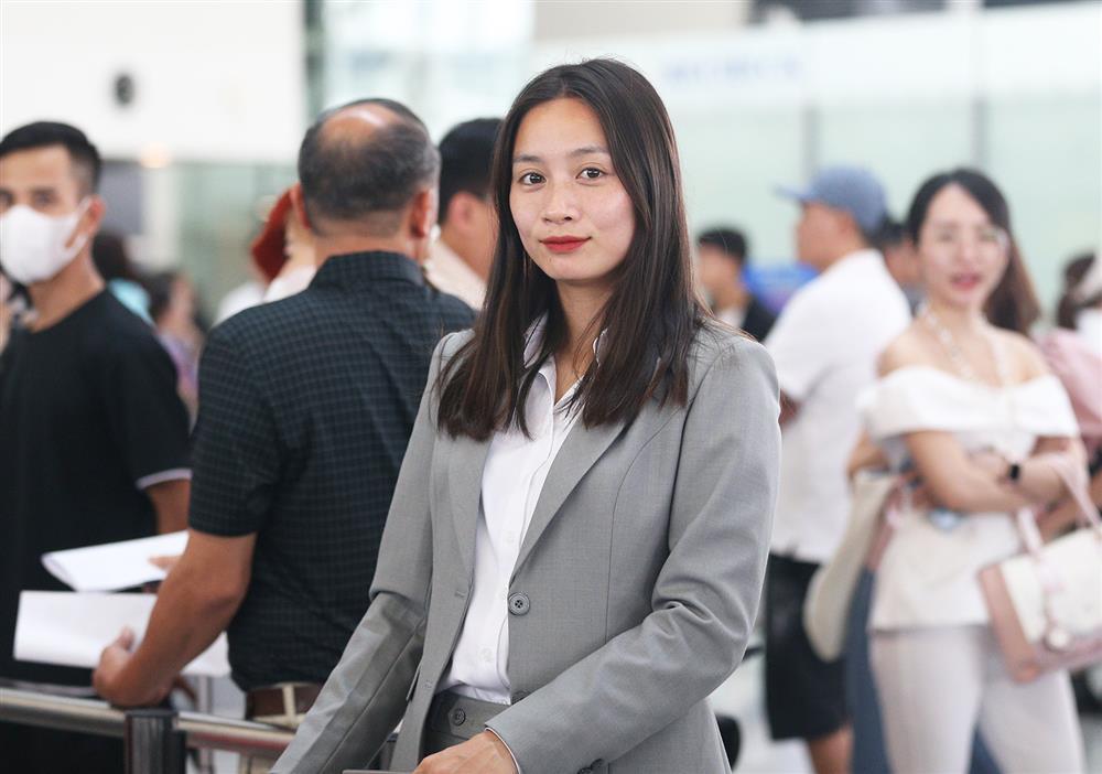 Thanh Nhã, Hoàng Thị Loan diện vest cực xinh đi World Cup-3