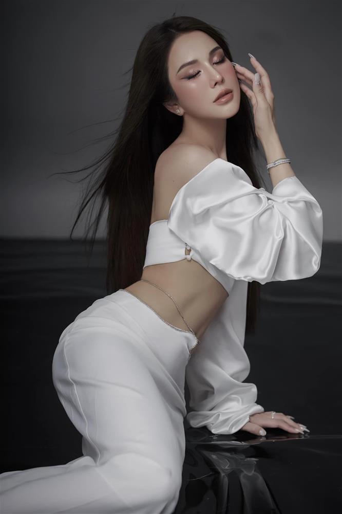 Diệp Lâm Anh gây bất ngờ với nhan sắc khác lạ, eo thon khác hẳn ảnh chụp vội-1