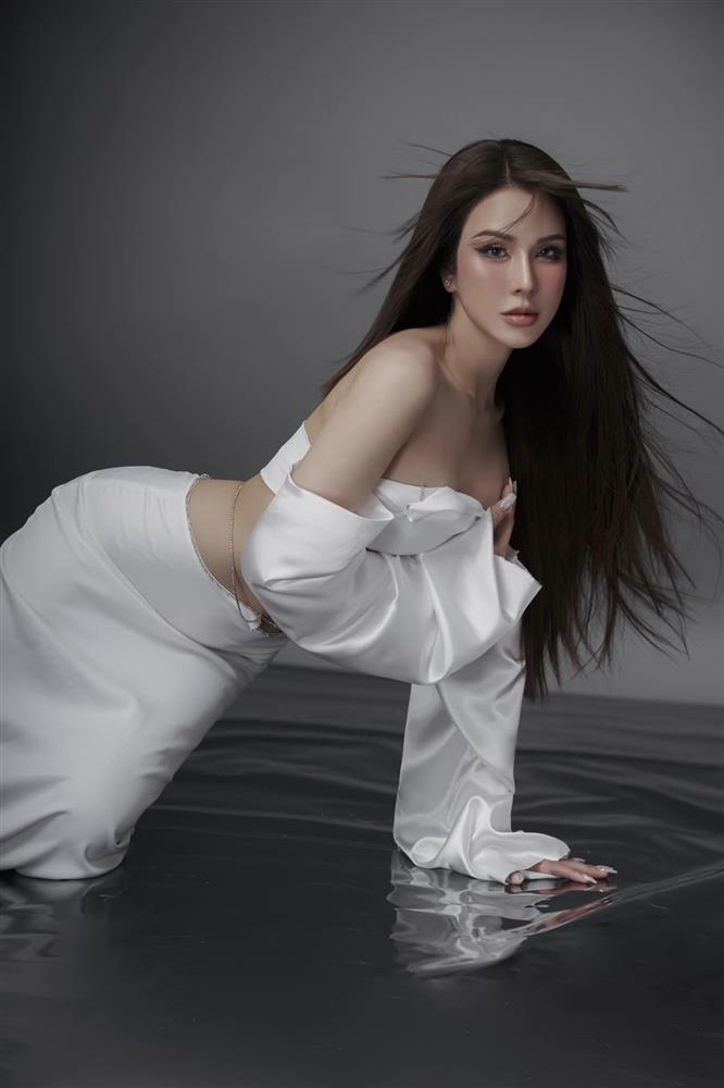 Diệp Lâm Anh gây bất ngờ với nhan sắc khác lạ, eo thon khác hẳn ảnh chụp vội-2