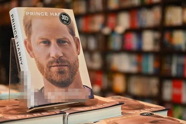 Sách nói xấu Hoàng gia Anh của Harry bán chạy nhất nửa đầu năm-1