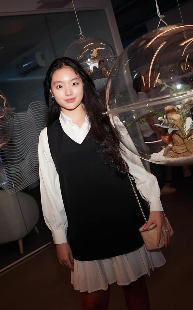 Vóc dáng ngọc ngà Suti Bố Ơi Mình Đi Đâu Thế tuổi 15, mẹ ruột xuýt xoa: Góc nào cũng xinh-11