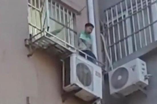 Cậu bé 6 tuổi bị mẹ đánh, dư luận Trung Quốc phẫn nộ