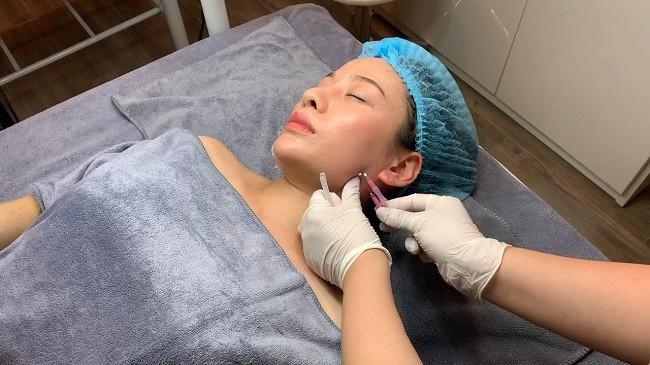 Người phụ nữ 50 tuổi ngại phẫu thuật, dùng sợi chỉ căng da, giờ phải rạch một đường lớn trên mặt, kết quả ra sao?-4