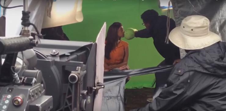 Lật tẩy hậu trường phim Ấn Độ, cảnh hôn cũng phải thực hiện theo cách này-4