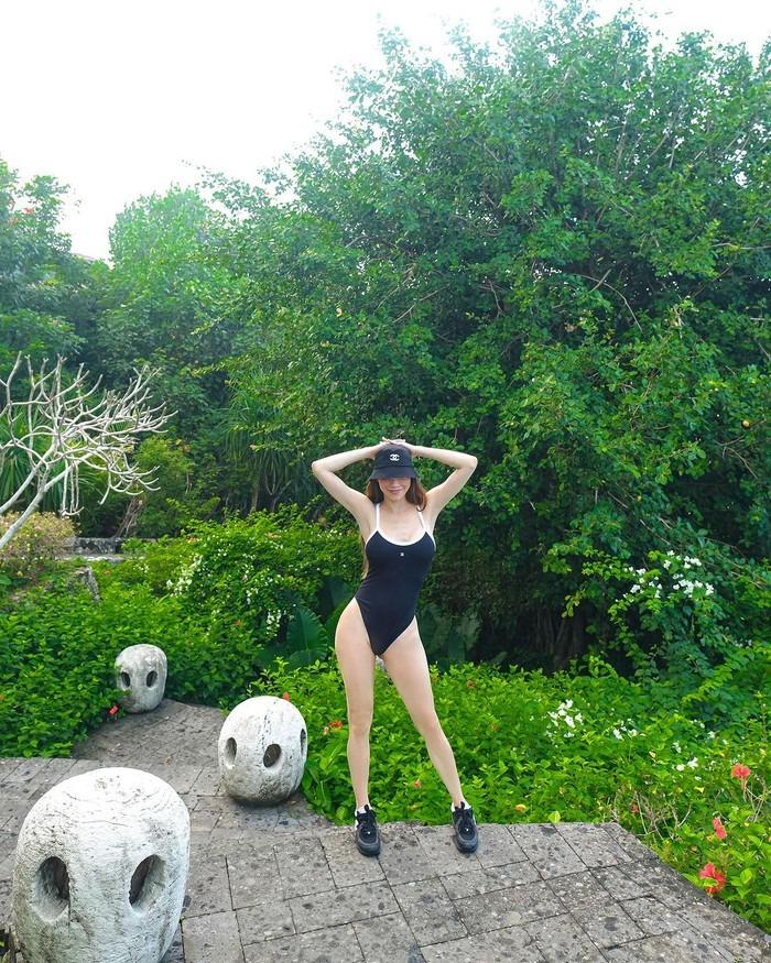 Hồ Ngọc Hà thả dáng, khoe chân dài miên man với đồ bơi-1