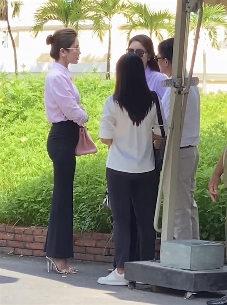 Diệp Lâm Anh đích thị là hồng nhan bạc tỷ, cứ ra tòa là diện cả cây hàng hiệu, dư sức làm mẹ đơn thân-3