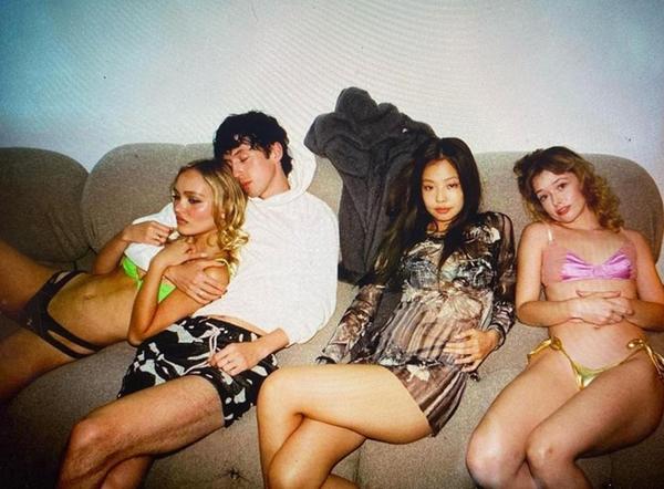 Jennie (BlackPink) hé lộ ảnh hiếm trong phim có nhiều cảnh nhạy cảm gây tranh cãi-4