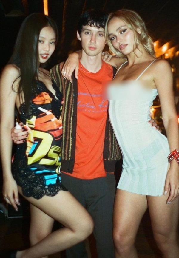 Jennie (BlackPink) hé lộ ảnh hiếm trong phim có nhiều cảnh nhạy cảm gây tranh cãi-5