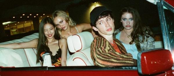 Jennie (BlackPink) hé lộ ảnh hiếm trong phim có nhiều cảnh nhạy cảm gây tranh cãi-6