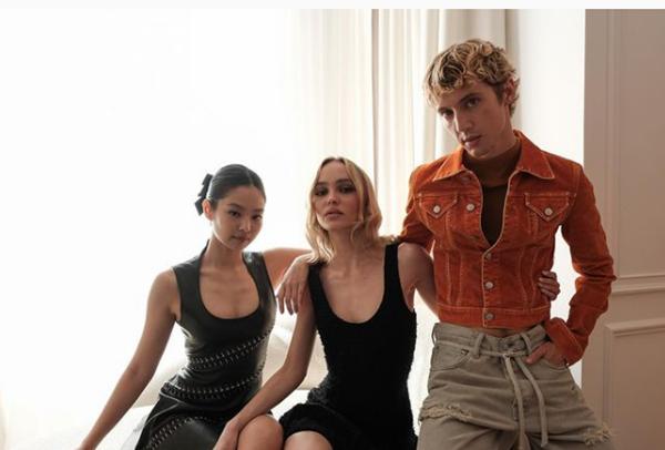 Jennie (BlackPink) hé lộ ảnh hiếm trong phim có nhiều cảnh nhạy cảm gây tranh cãi-7