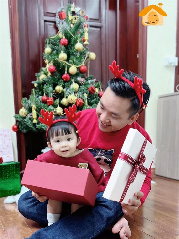 Nam MC có cái tên ấm áp nhất VTV giấu mặt vợ nhưng công khai con gái xinh như thiên thần-10