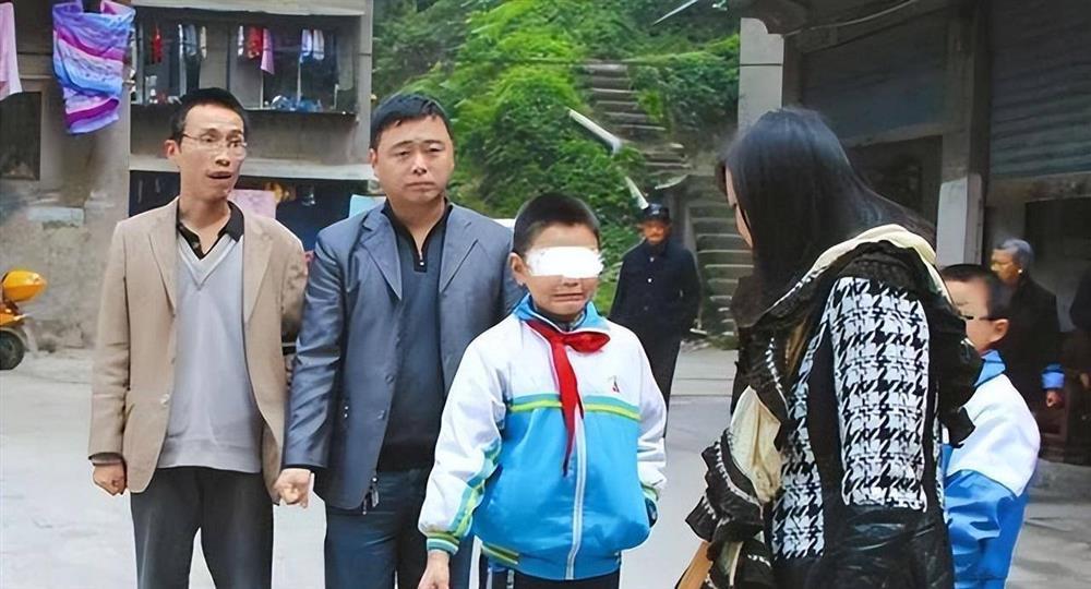 Giúp cụ bà bị ngã, cậu bé 9 tuổi bị đòi bồi thường hơn 3 tỷ đồng-1