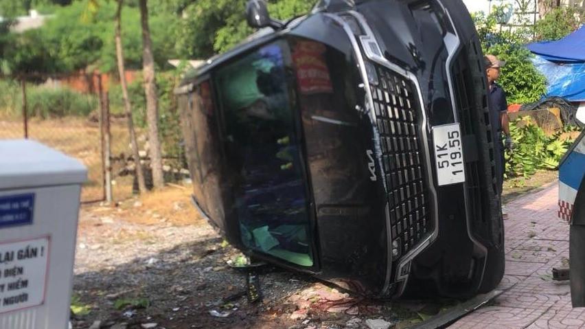 Ô tô chở 3 người ở TP.HCM lao lên vỉa hè, tông gãy cây xanh rồi lật nhào-1