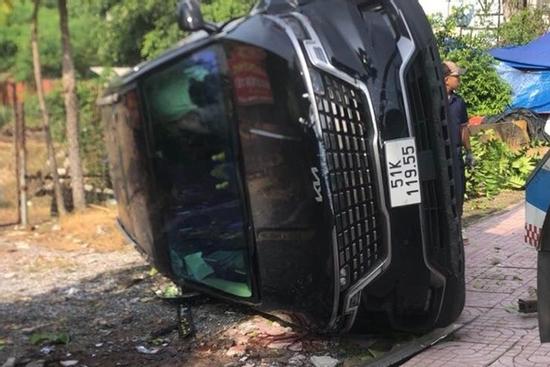 Ô tô chở 3 người ở TP.HCM lao lên vỉa hè, tông gãy cây xanh rồi lật nhào