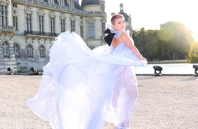 Mỹ nhân Góa Phụ Đen mặc như không tại sự kiện thời trang-1