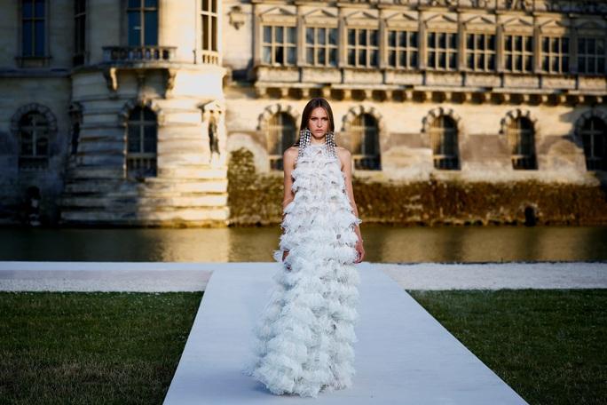 Mỹ nhân Góa Phụ Đen mặc như không tại sự kiện thời trang-4