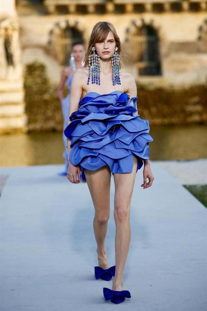 Mỹ nhân Góa Phụ Đen mặc như không tại sự kiện thời trang-9