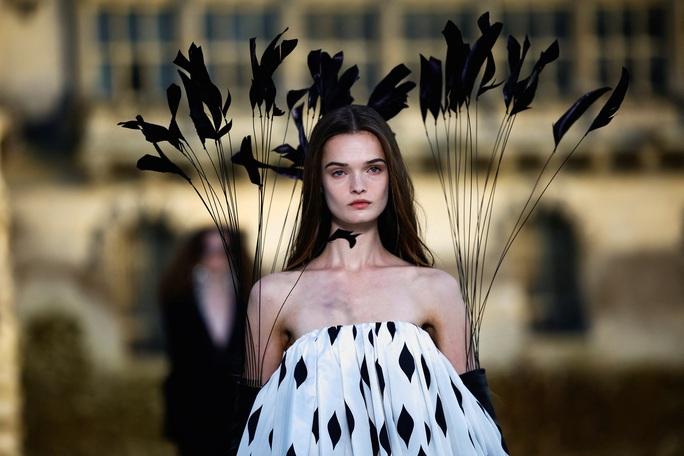 Mỹ nhân Góa Phụ Đen mặc như không tại sự kiện thời trang-7