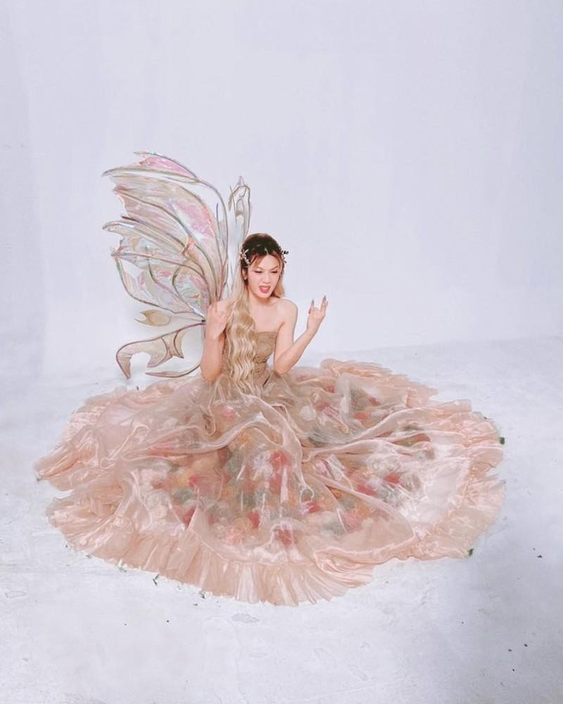 Đào Bá Lộc mặc váy công chúa hóa bướm xinh đẹp nuột nà nhưng biểu cảm làm dân mạng hết hồn-1