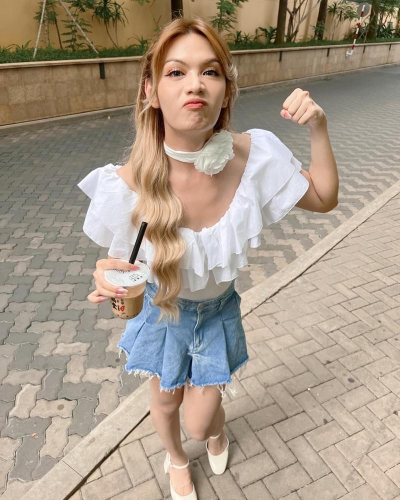 Đào Bá Lộc mặc váy công chúa hóa bướm xinh đẹp nuột nà nhưng biểu cảm làm dân mạng hết hồn-8