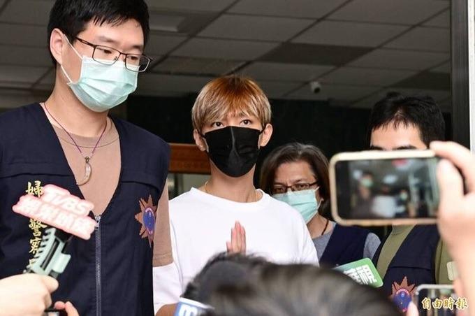 Tàng trữ clip nóng với bạn trai cũ, nam ca sĩ xứ Đài bị cấm xuất cảnh-2