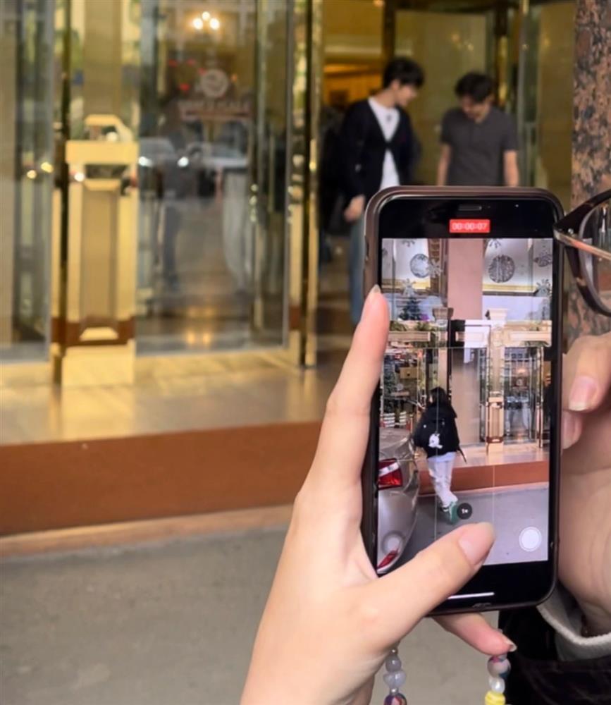 Ngoài mua vé hàng chục triệu đồng, fan Kpop còn làm gì để đu thần tượng?-7