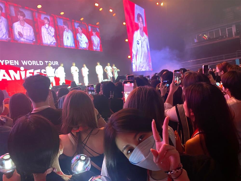 Ngoài mua vé hàng chục triệu đồng, fan Kpop còn làm gì để đu thần tượng?-8