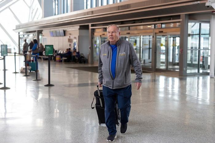 Với tấm vé mua từ năm 1990, người đàn ông bay thả phanh, hưởng dịch vụ sang trọng-2