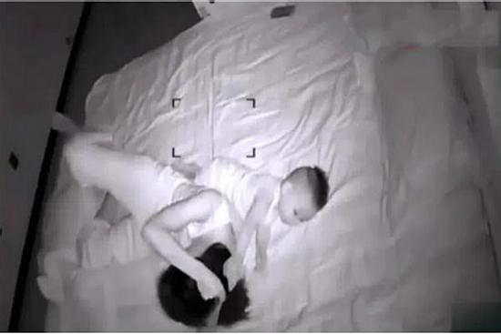 Vợ lạnh nhạt chuyện gối chăn, chồng lén lắp camera theo dõi thì ứa nước mắt