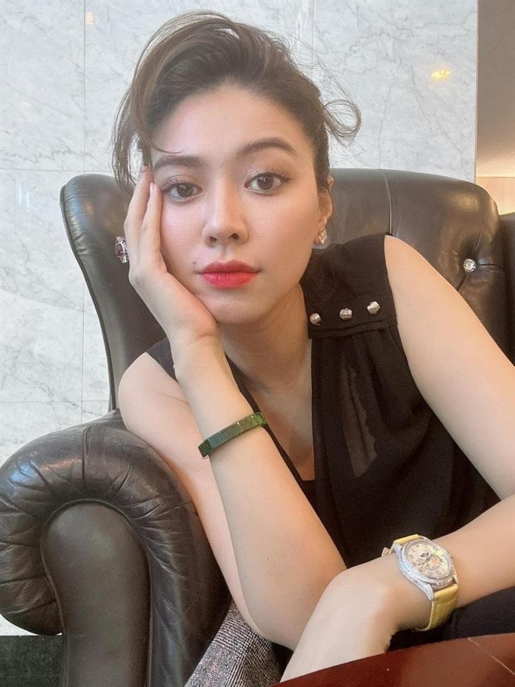 BTV Ngọc Trinh khoe ảnh, Hương Giang liền soi đồng hồ: Từng bỏ 900 triệu mua 1 chiếc của đàn chị nhưng không lấy-1