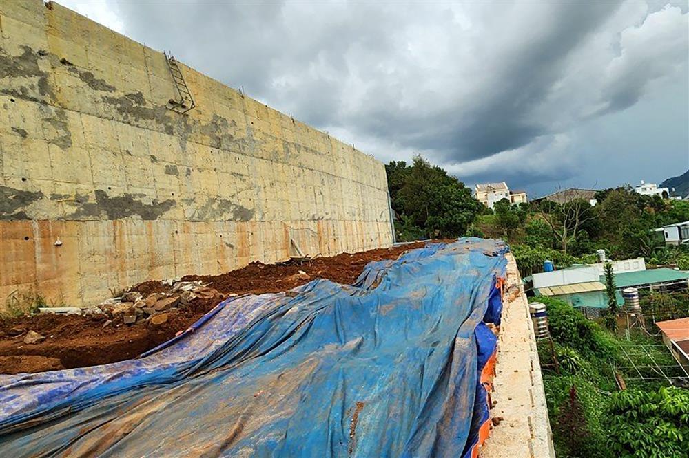 Chủ công trình xây bờ kè taluy không phép ở Lâm Đồng bị xử phạt-1