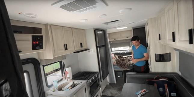 Khoa Pug lái nhà di động phượt trên đất Mỹ, người đồng hành thu hút chú ý-4