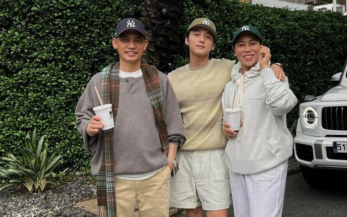 Sơn Tùng tung ảnh gia đình vắng MONO, phụ huynh trẻ trung cá tính bất ngờ-1