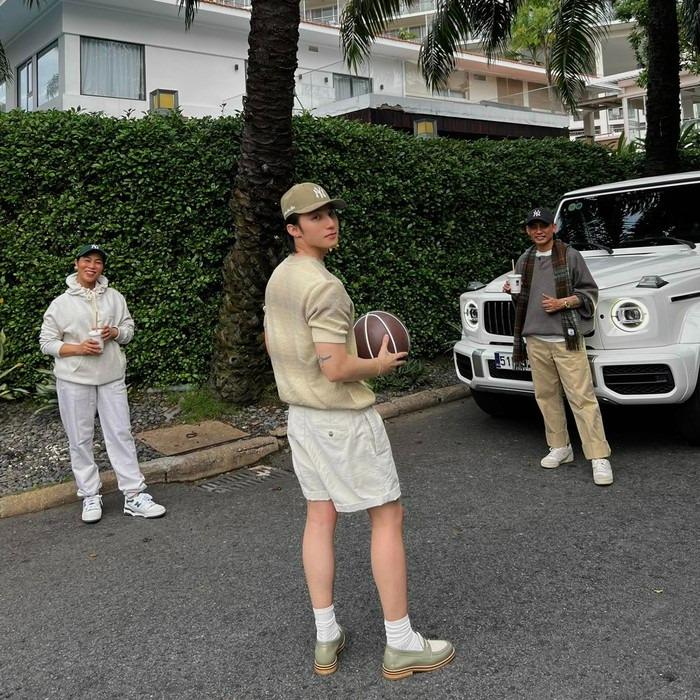 Sơn Tùng tung ảnh gia đình vắng MONO, phụ huynh trẻ trung cá tính bất ngờ-2