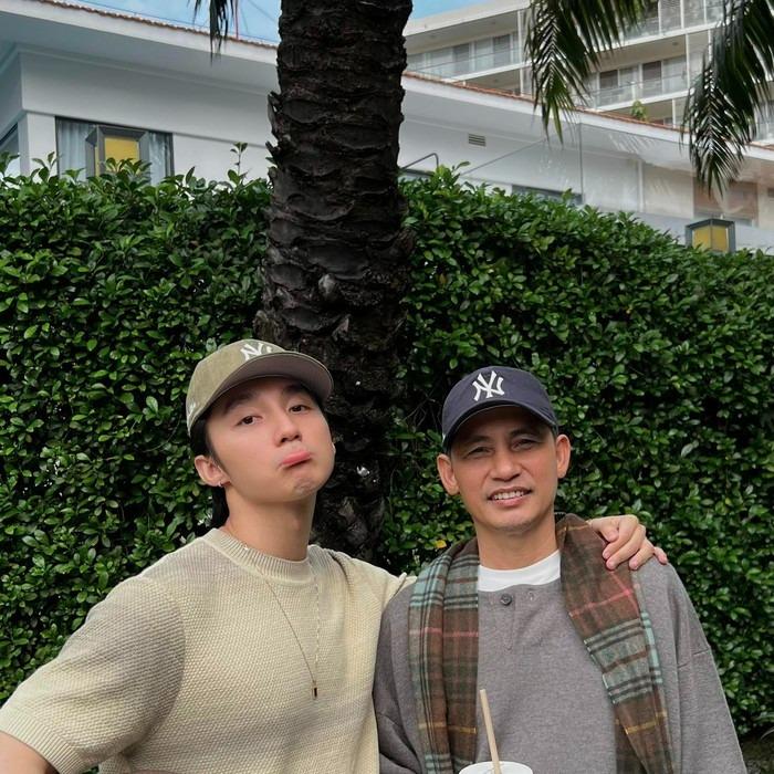 Sơn Tùng tung ảnh gia đình vắng MONO, phụ huynh trẻ trung cá tính bất ngờ-3