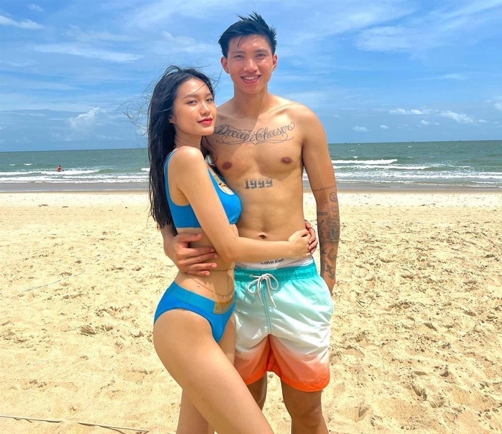 Bạn gái Đoàn Văn Hậu đốt mắt fan với loạt ảnh bikini khoe body đồng hồ cát-11